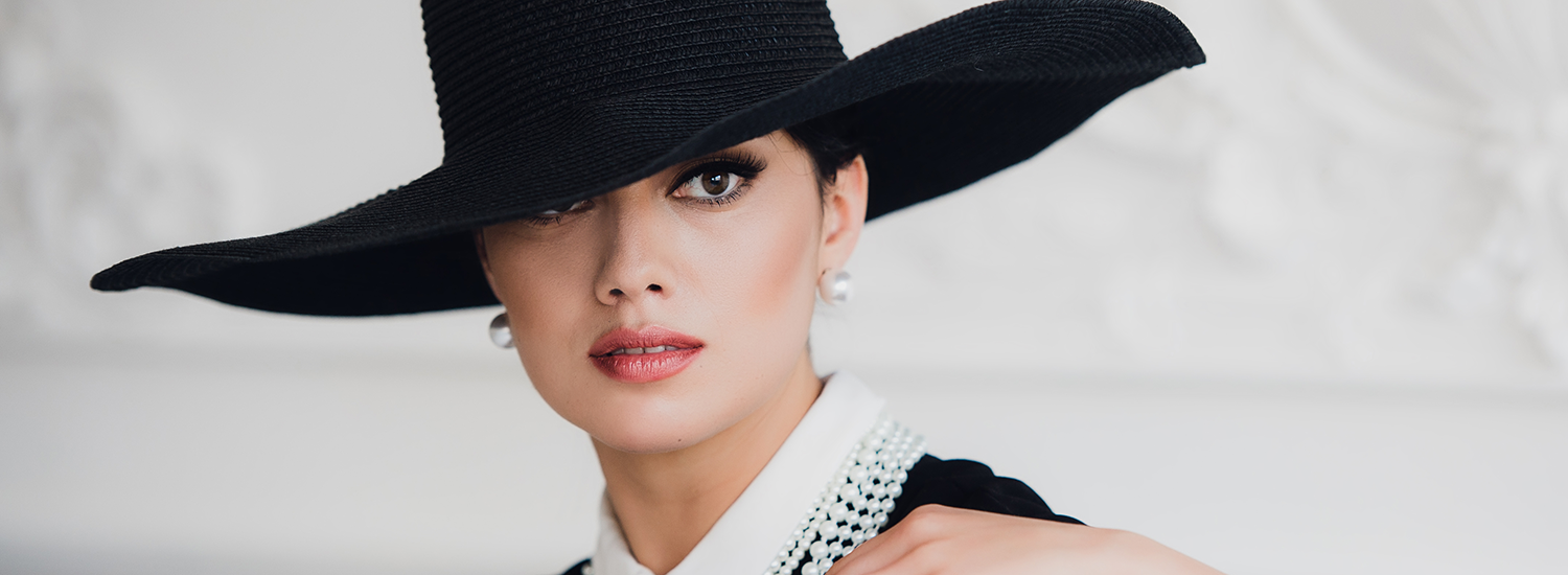Mujer elegante con sombrero.